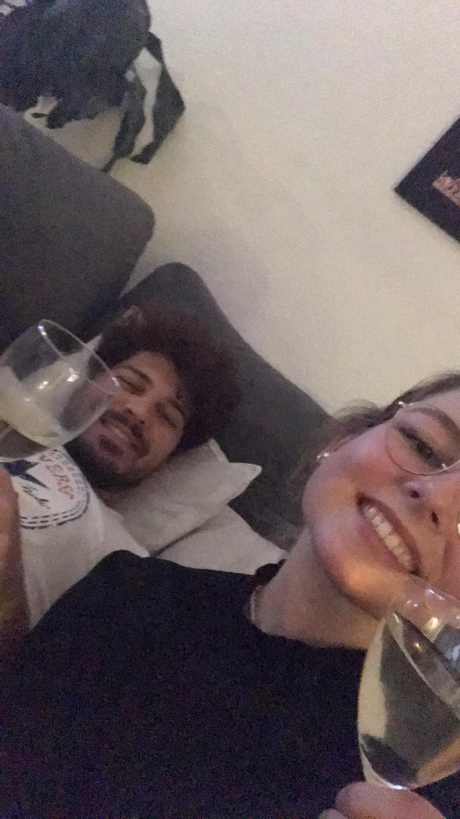 Luca und Caro stoßen in ihrer ersten gemeinsamen Wohnung miteinander an