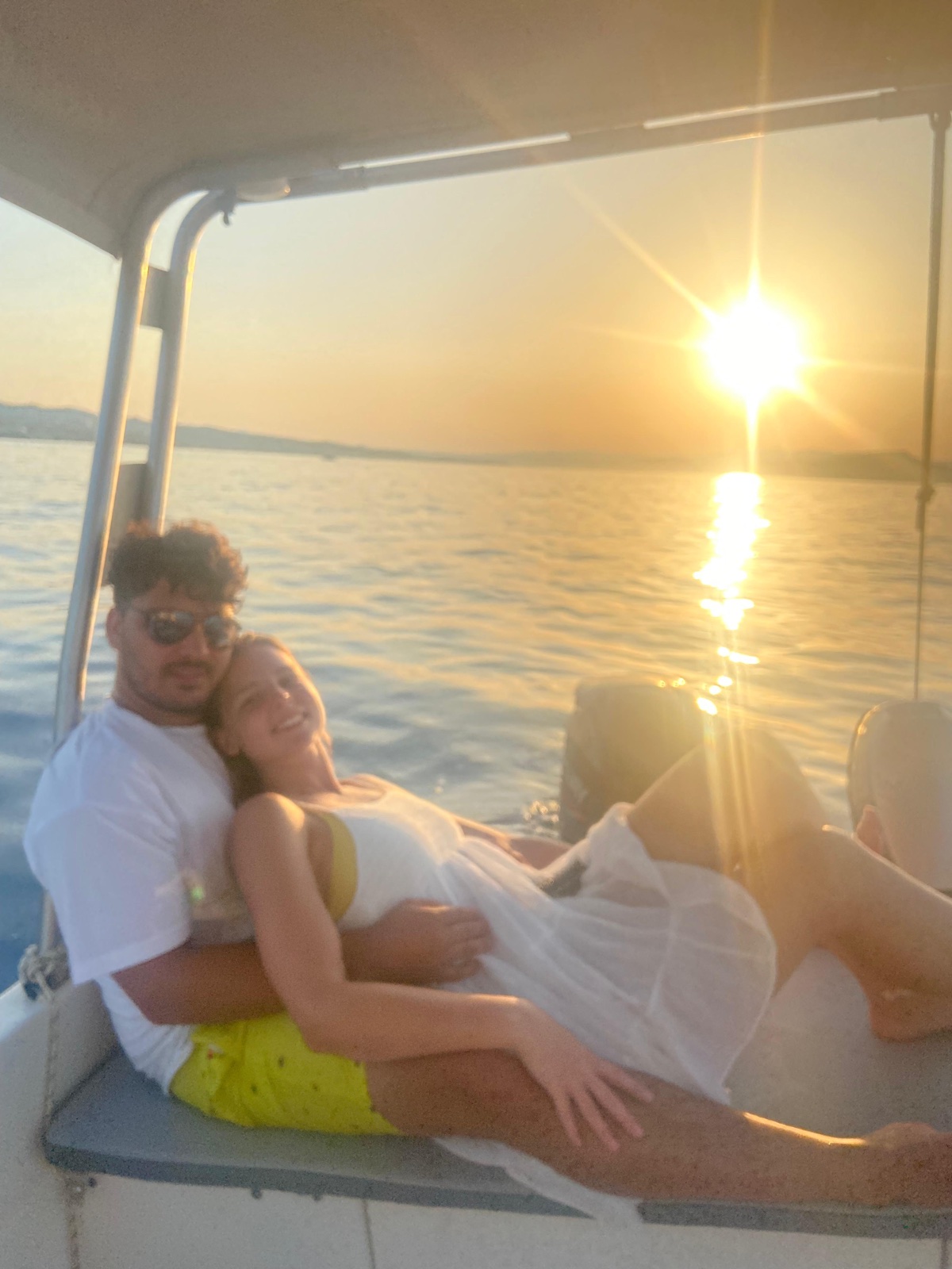 Luca und Caro im Urlaub mit Familie Martin bei Sonnenuntergang auf einem Boot