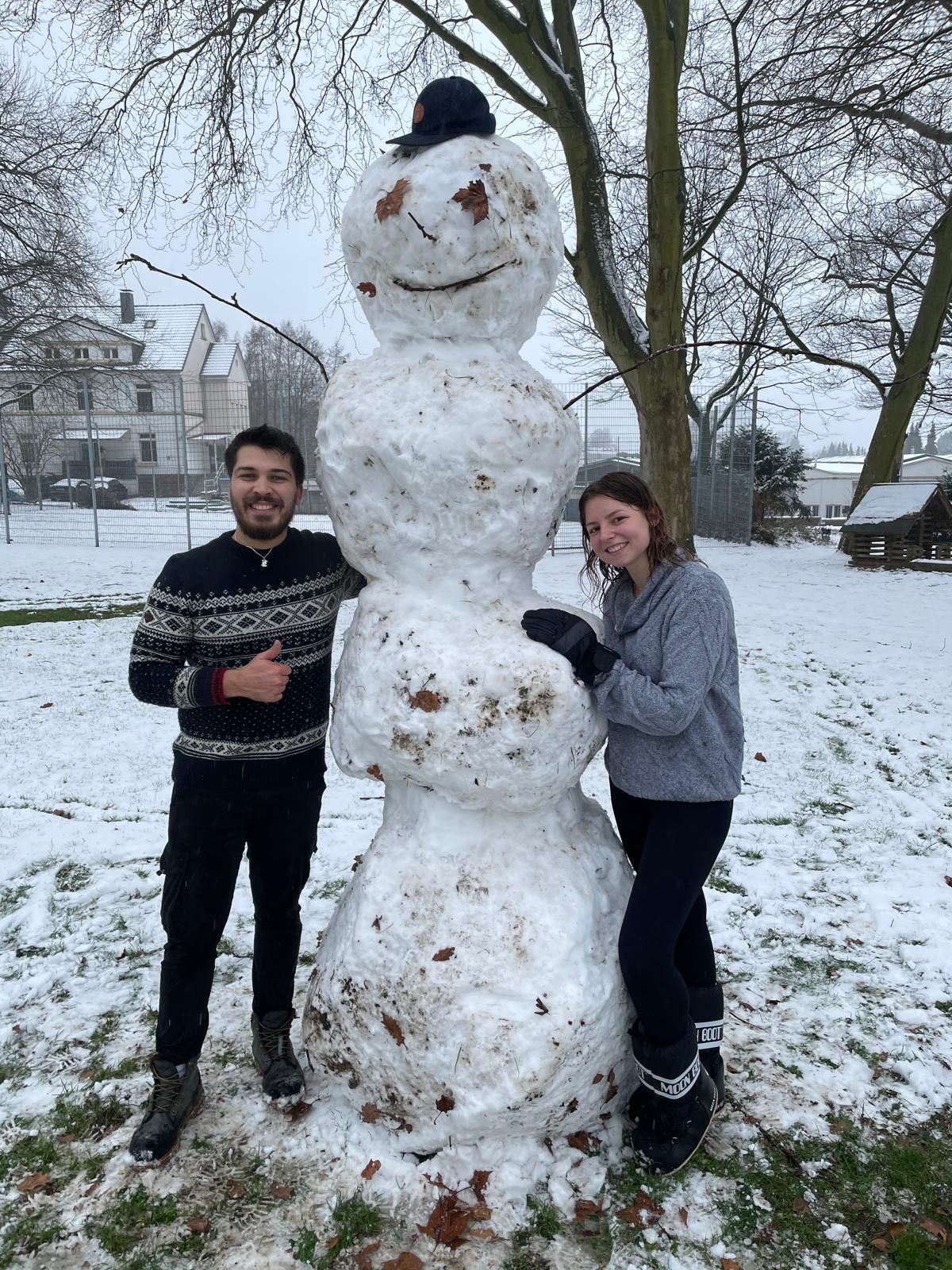 Luca und Caro neben ihrem gemeinsam gebauten Schneemann